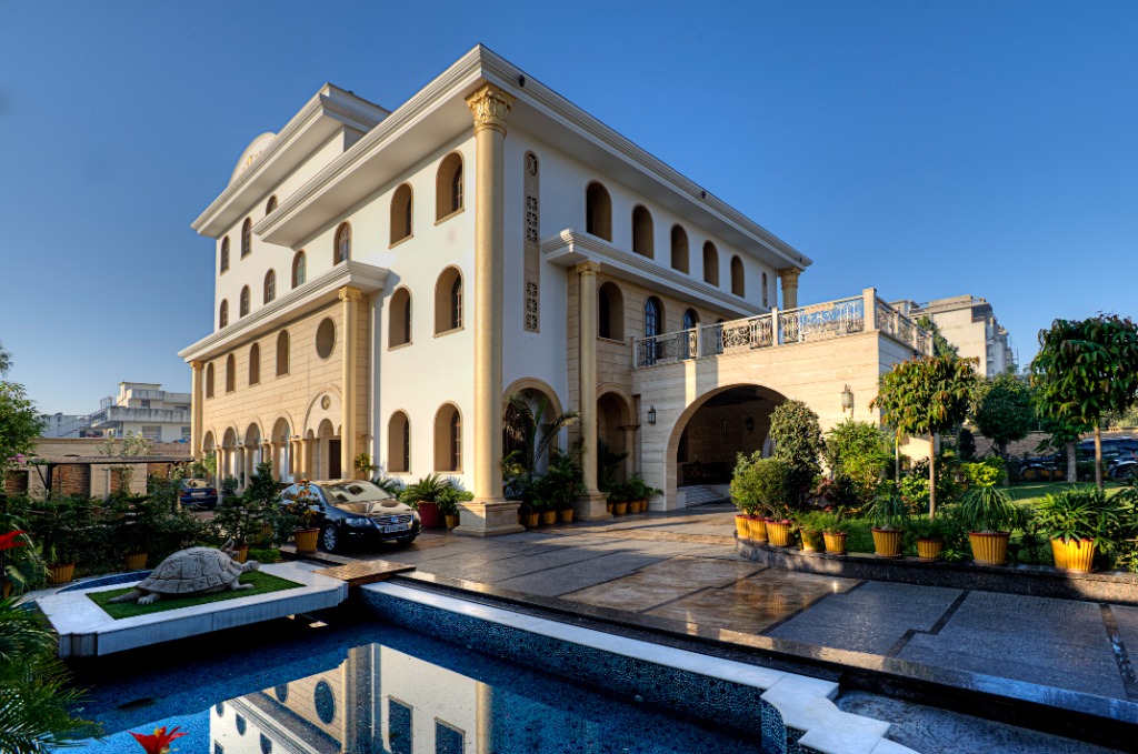 Motison Bungalow Architecture with Pool