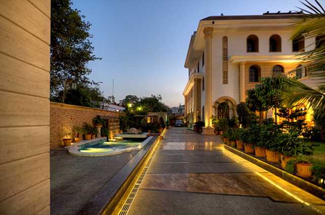 Motison Bungalow Driveway Twilight