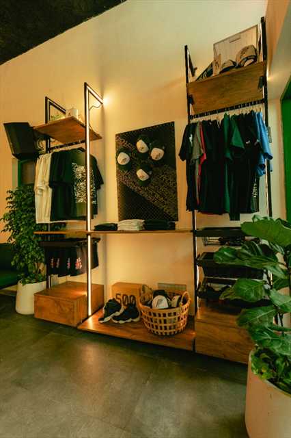 Pizzeria Clothing Rack